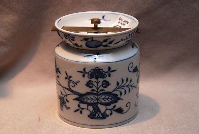 Meissen humidor, 4 3/4"h x 4 1/4"dia: Meissen humidor, 4 3/4"h x 4 1/4"dia