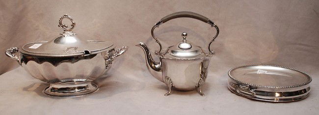 3 pcs silver plate, incl; tureen, beaded with flo: 3 pcs silver plate, incl; tureen, beaded with floral motif, English teapot and warming dish