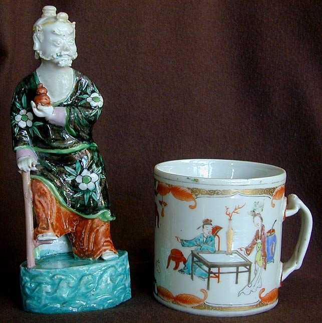2 ANTIQUE CHINESE PORCELAIN ITEMS One lot of 2 ant: 2 ANTIQUE CHINESE PORCELAIN ITEMS One lot of 2 antique Chinese export porcelain items consisting of: A coffee mug w/ gilt and colored design of people standing by scholar's table, 3.75"H, good conditi