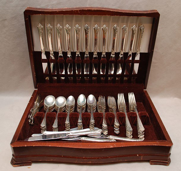 112 pieces sterling flatware, Heirloom "Damask Rose: 112 pieces sterling flatware, Heirloom "Damask Rose" incl; 16 dinner knives, 16 butter knives, 16 dinner forks, 16 lunch/salad forks, 32 teaspoons and 16 soups, 110oz (without knives)
