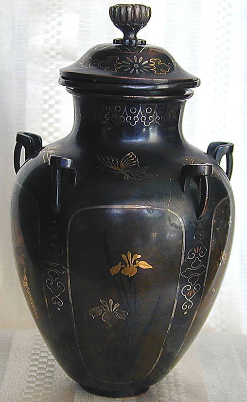 JAPANESE NOBORU WORKSHOP MIXED METAL URN A fine co: JAPANESE NOBORU WORKSHOP MIXED METAL URN A fine covered urn by the renowned Meiji Japanese metal smiths of the Noburo Workshops in Nogawa, Japan; executed in mixed metals of 5 naturalistic designed pa
