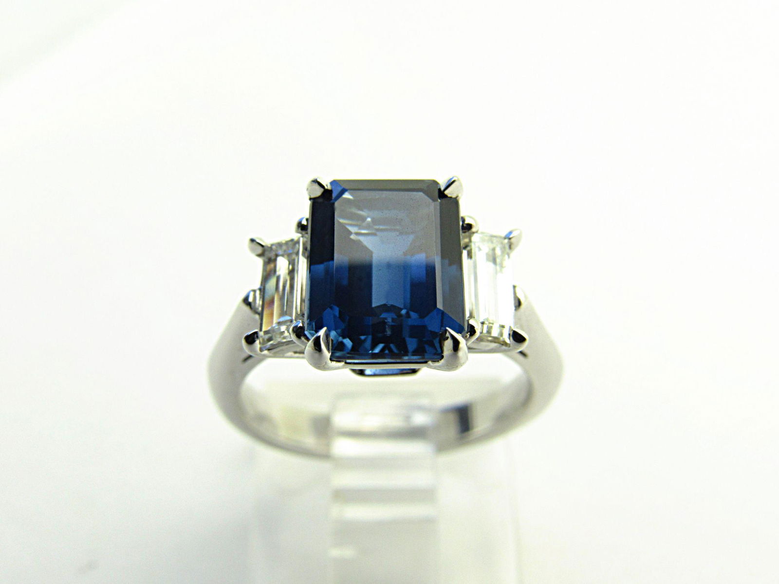 18K White Gold Diamond Sapphire Ring. 2.96 ct Sapphire with analysis report included-1/2 tcw diamond (1 of 7)