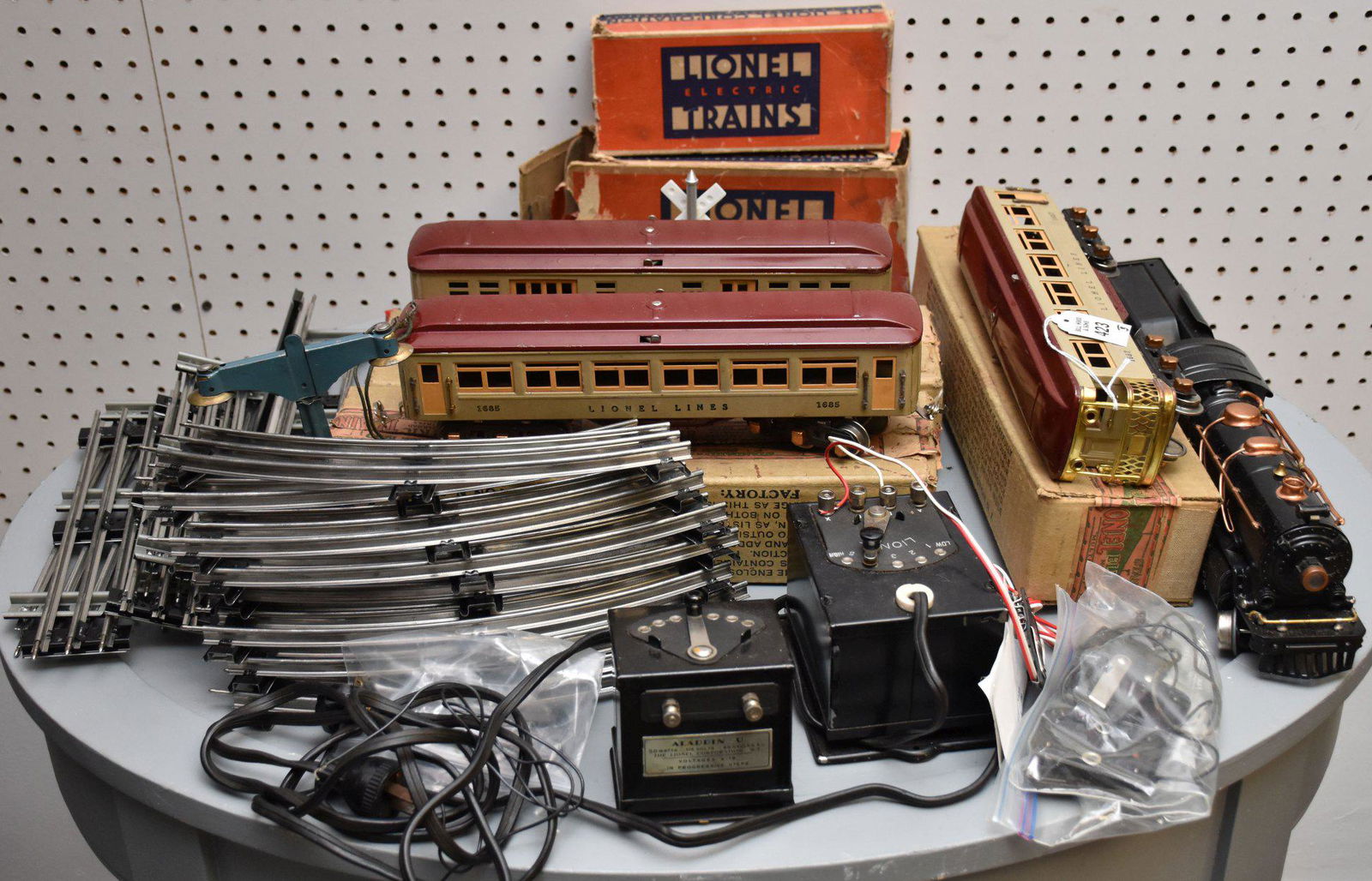 The Lionel Corporation NY, 3 Lionel Trains, 8 Curved Tracks, 8 Straight Tracks, 1 Engine (262E (1 of 9)