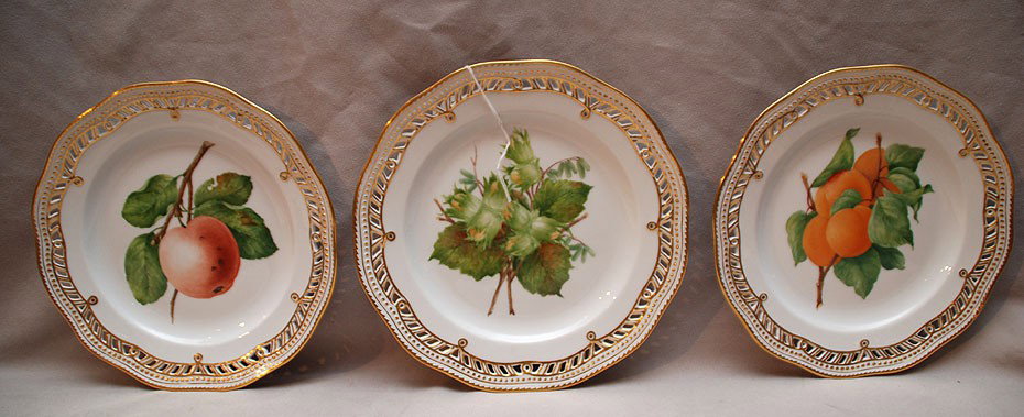 6 Royal Copenhagen Flora Danica plates, pierced with - 3