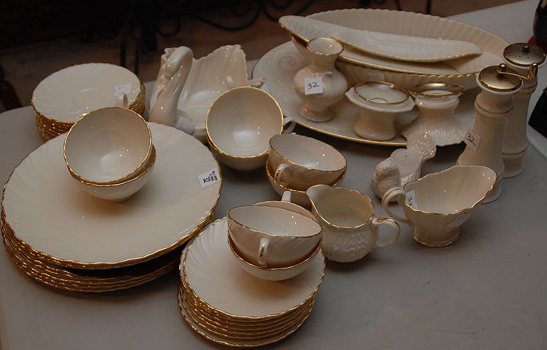 Dinner service, Lenox "Laurent" gold mark, incl; 8 : Dinner service, Lenox "Laurent" gold mark, incl; 8 dinner plates, 8 dessert, 8 cups, 8 saucers and assorted serving pieces