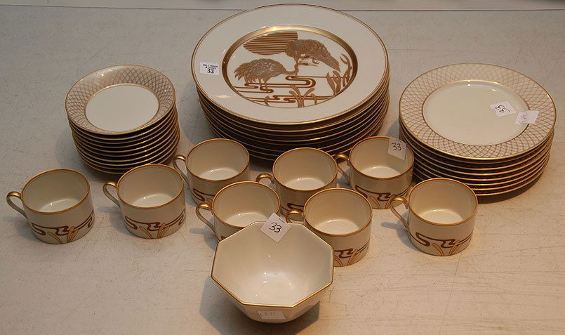 Fitz & Floyd china "Golden Heron" and "Dynasty", 8: Fitz & Floyd china "Golden Heron" and "Dynasty", 8 dinner plates, 8 bread plates, 8 coffee cups, 10 dessert/sauce dishes and 1 small bowl