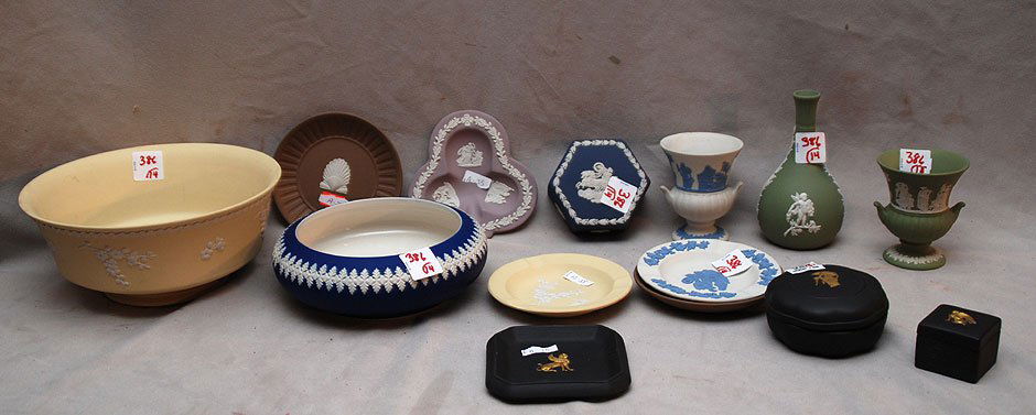 6 Wedgwood ashtrays, 2 cigarette holders, 3 covere: 6 Wedgwood ashtrays, 2 cigarette holders, 3 covered boxes, mini vase, yellowl bowl and shallow navy blue bowl, 14pcs. Total