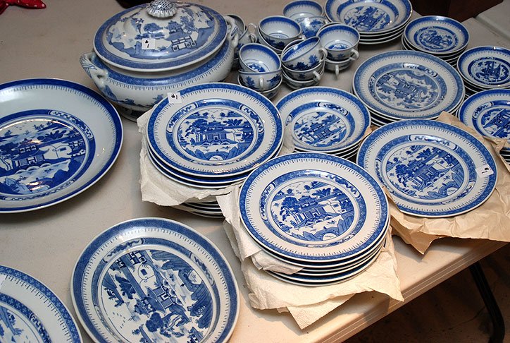 Chinese blue & white china service, incl; 24 dinner : Chinese blue & white china service, incl; 24 dinner plates, 8 medium plates, 6 small plates, 19 cups, 21 saucers, 8 bowls, gravy boat with attached liner, 2 oval serving plates, 2 teapots, 6 misc. ser