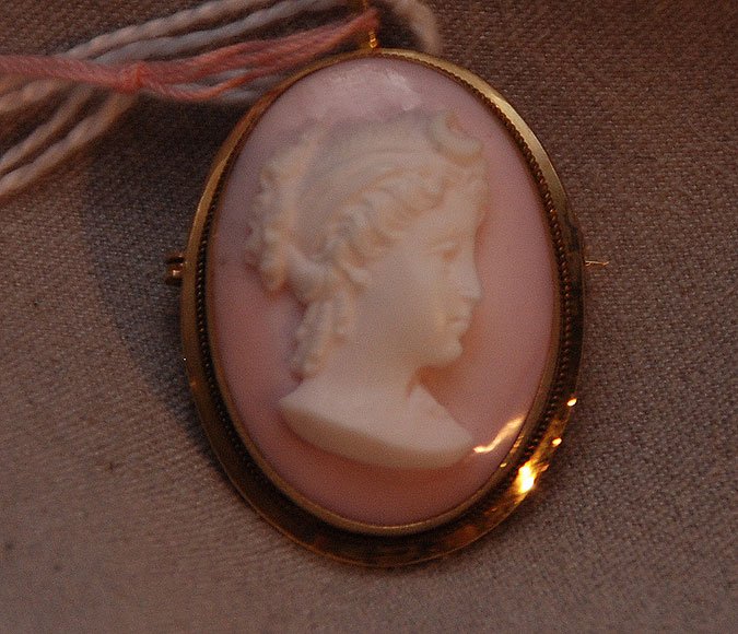 Cameo of child on pink shell, 18kt: Cameo of child on pink shell, 18kt