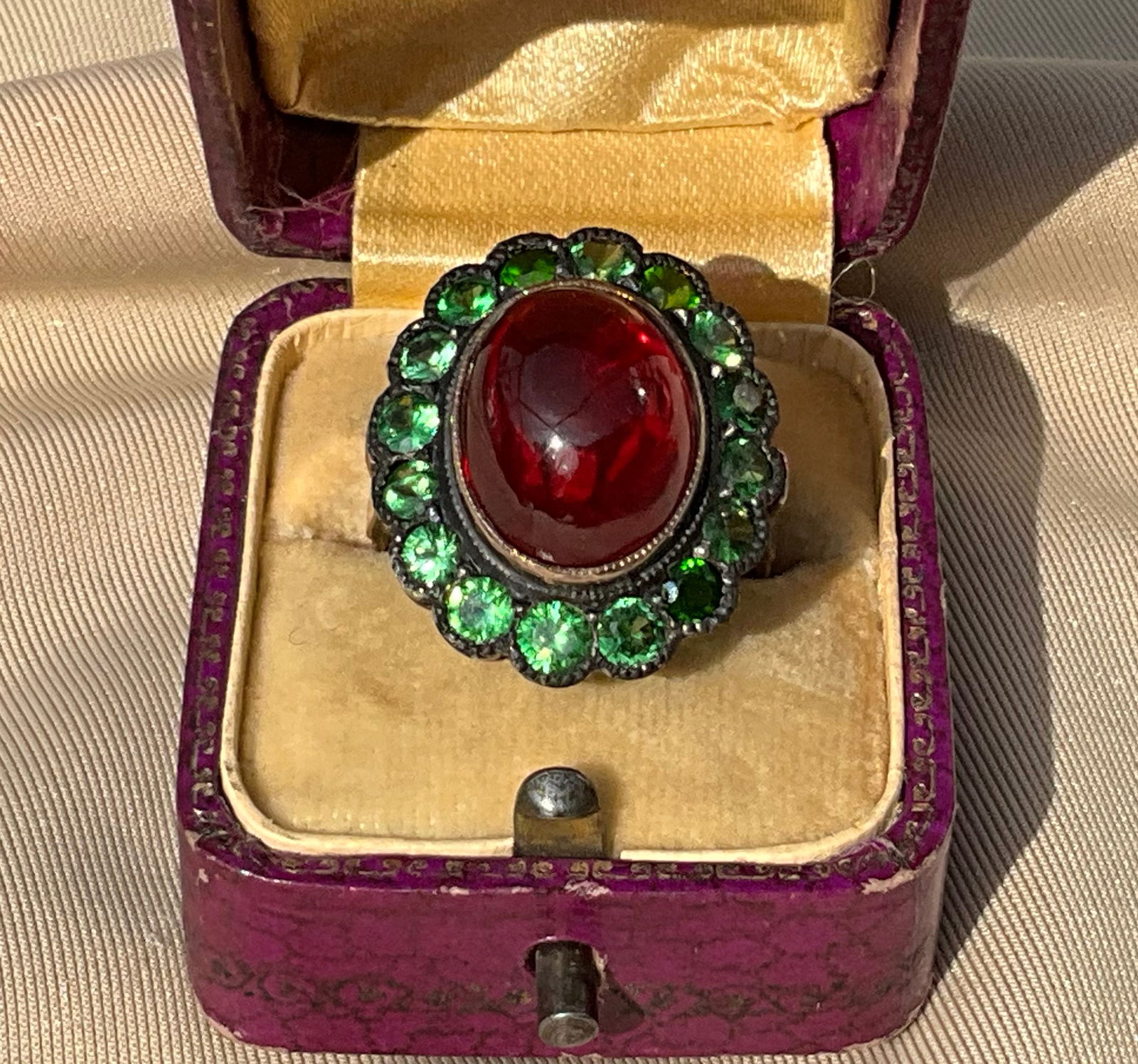 Antique Russian gold garnet, demantoid garnet ring size 4,5-6 - Russian Antique gold (test 14: Antique Russian gold garnet, demantoid garnet ring size 4,5-6 - Russian Antique gold (test 14 carats) garnet and demantoid garnet ring in fitted box, stamped 56 and maker marks. The ring size can fit