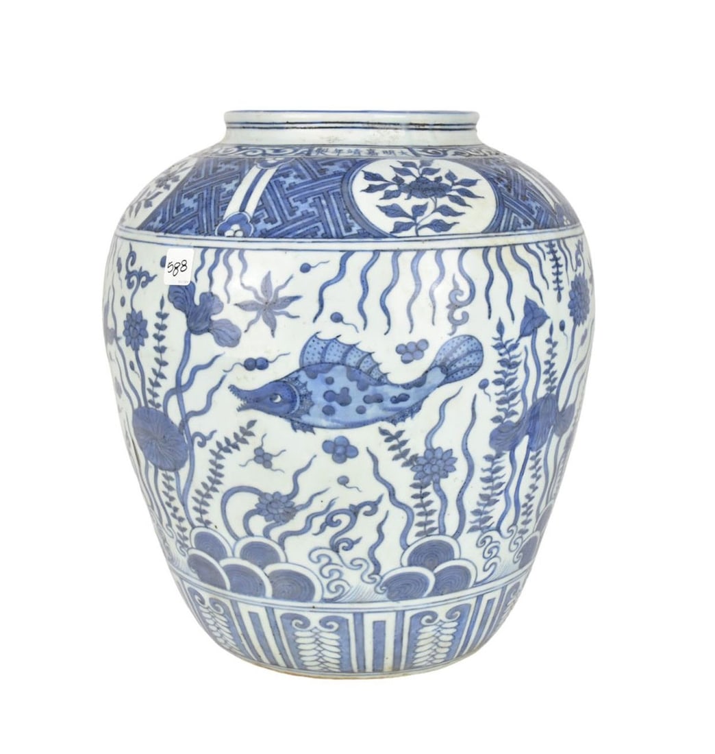 Large Chinese Blue & White Jar - A large uncovered porcelain jar. Blue underglaze decoration (1 of 8)