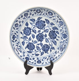 Chinese Blue & White Porcelain Floral Motif Bowl - A large wide open shallow porcelain bowl with