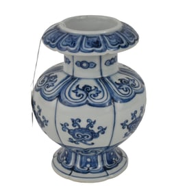 Chinese Blue & White Pomegranate-Form Vase, Xuande Mark - A porcelain pomegranate-form vase of a