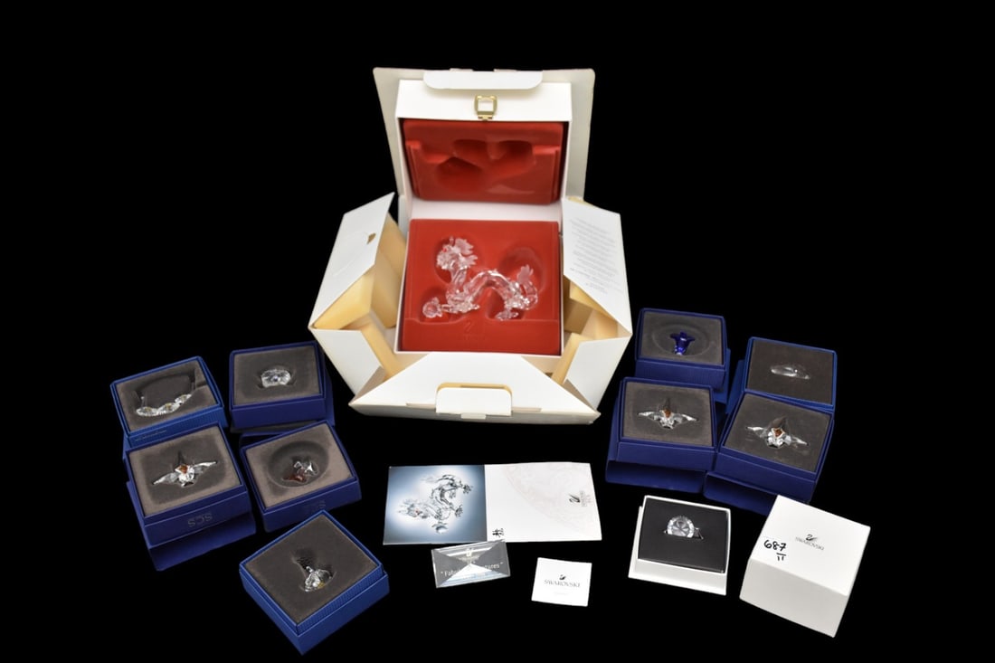 Collection of Swarovski Crystal Figurines, Dragon & Flowers - A collection of eleven Swarovski (1 of 8)