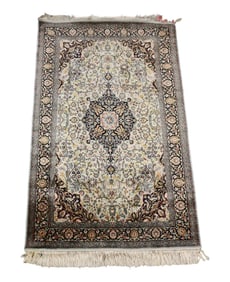 Center Medallion Oriental Carpet / Rug with green tones, 3 x 5ft
