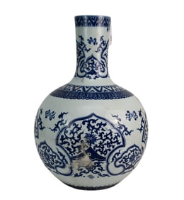 Chinese Large Blue & White Globular Porcelain Vase - A large "Tianqiuping" globular vase