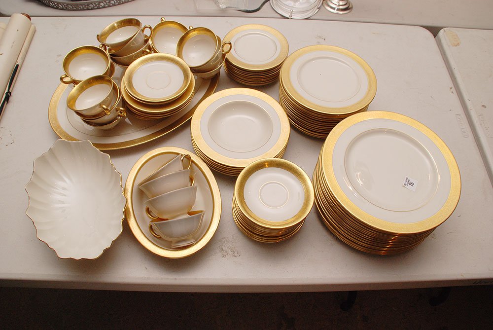 Lenox china service "Westchester", incl; 15 dinner : Lenox china service "Westchester", incl; 15 dinner plates, 15 salad plates, 15 bread plates, 6 soup bowls, 20 tea cups, 21 saucers, oval serving platter, serving bowl and serving bowl,