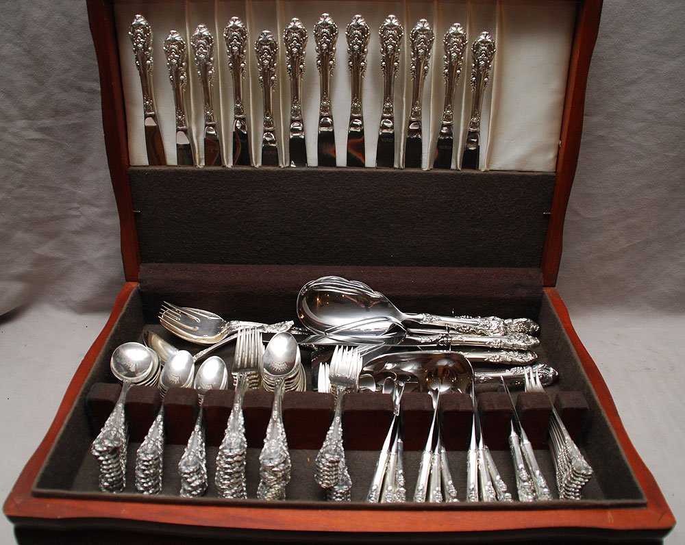 Wallace sterling flatware set "Sir Christopher" i: Wallace sterling flatware set "Sir Christopher" incl; 12 dinner knives, 12 dinner forks, 12 cream soup spoons, 12 oval soup spoons, 12 butter knives, 12 seafood forks, 12 salad/dessert forks, 18 teasp