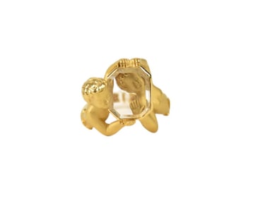 Carrera y Carrera 18K Yellow Gold Cherub Statement Ring. 2 highly detailed miniature cherub figures