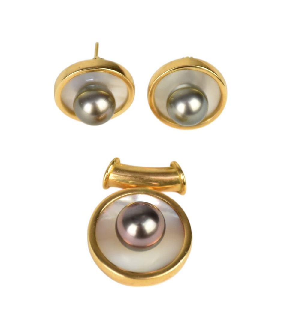 18K Yellow Gold Tahitian & Mother of Pearl Earrings and Pendant. Earrings .75" Pendant 1" wt. 20.3: 18K Yellow Gold Tahitian & Mother of Pearl Earrings and Pendant. Earrings .75" Pendant 1" wt. 20.3 grams