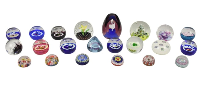 Collection of 22 Scottish Paperweights, Caithness, Strathearn, Selkirk - 20th Century. Scotland. A