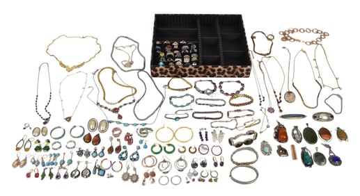 Extra Large Sterling Silver Lot. Necklaces, bracelets, Rings, Pendants, Earrings and Brooches. Some