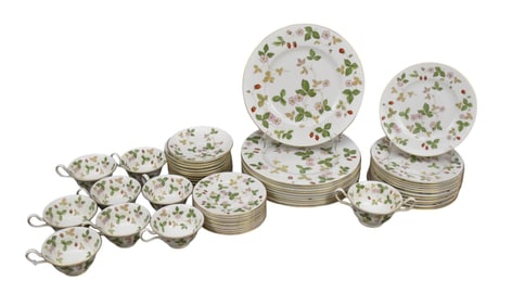 Wedgewood China Service, Wild Strawberry R4406, 11 Dinner Plates, 12 Salad Plates,