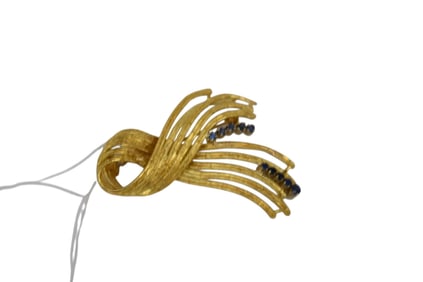 18K yellow Gold Sapphire Brooch Italy . 2" x1.5" wt. 11.4 grams