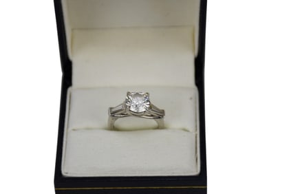 Ladies Platinum Diamond Engagement Ring 2.4 Carats. GIA Certified 2.4 carats G VS1 Size 5 8.4 grams