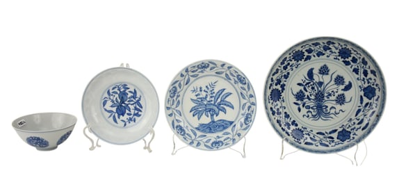 Four Chinese Blue & White Porcelain Bowls - Each Chinese porcelain bowl with blue underglaze