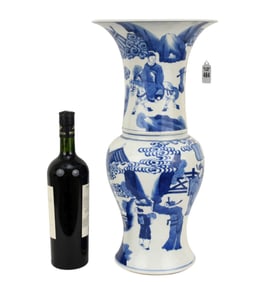 Chinese Blue & White Porcelain Yen-Yen Vase - A large porcelain vase with a long neck and wide