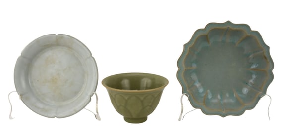 Three Chinese Celadon Lotus Motif Bowls - Three Chinese porcelain and stoneware articles, each with