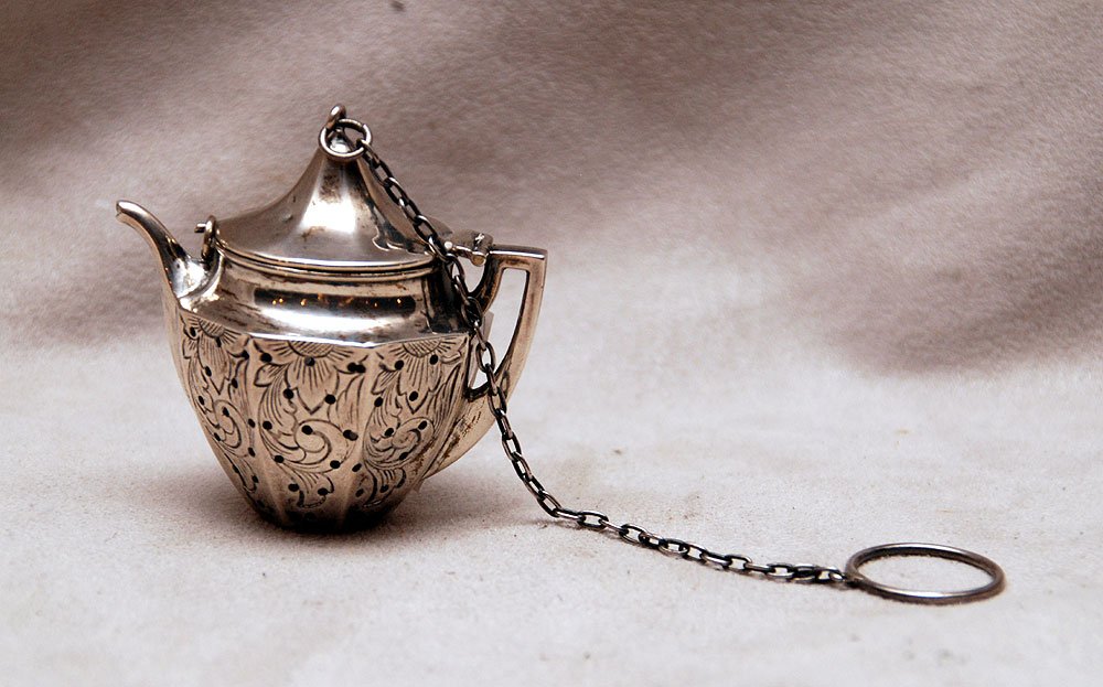 Sterling tea strainer, 2"h: Sterling tea strainer, 2"h