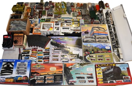 Huge Estate Train Lot - Mostly N-scale, Trains, buildings, accessories. With brands such as