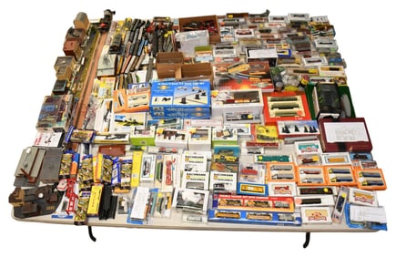 Estate lot of Trains and train parts - Mostly N-scale. Some Bachmann train sets, with buildings,
