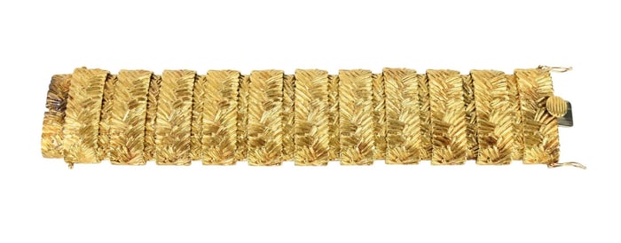 Stunning 18K Yellow Gold Bracelet Italy. 7" length 1.5" wide. Wt. 200.9