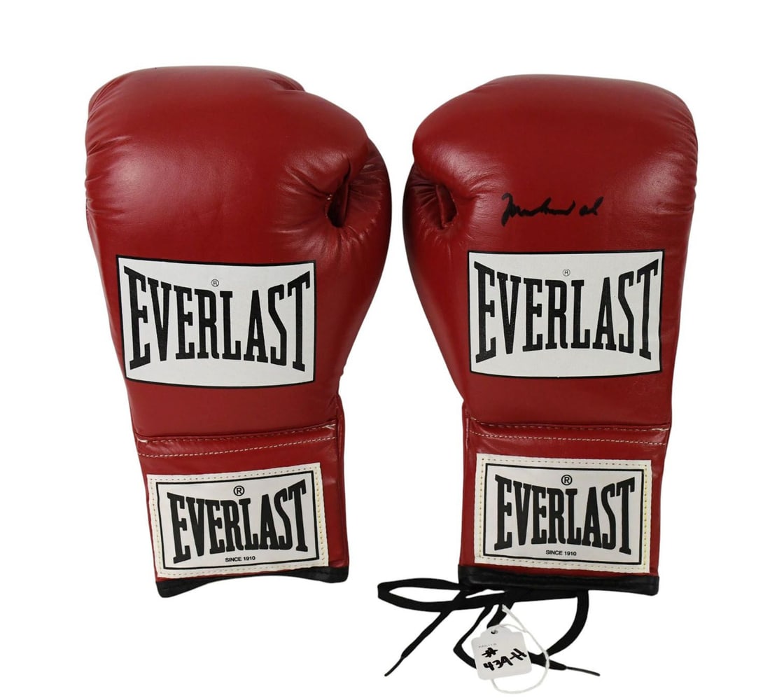 Pair of Muhammad Ali Autographed Everlast Boxing gloves Consignor work withed Alis Wife Yolanda: Pair of Muhammad Ali Autographed Everlast Boxing gloves Consignor work withed Alis Wife Yolanda "Lonnie" Williams Doing fundraising and had these signed at one of the events.
