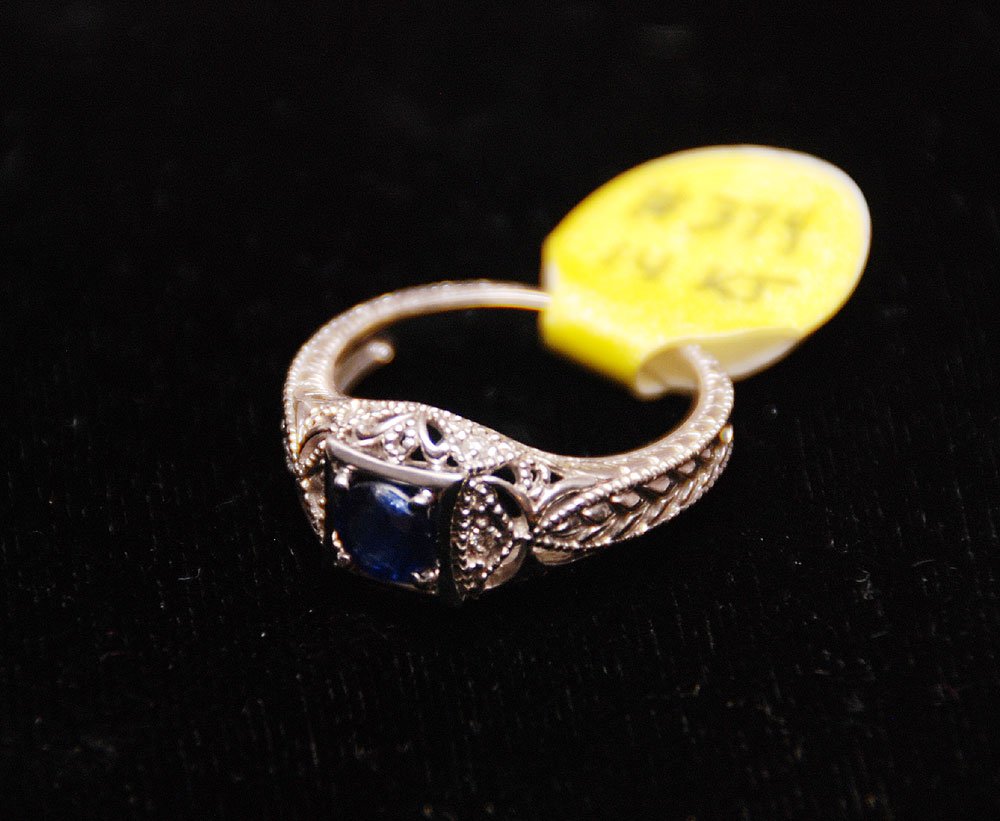 Ring with sapphire (1ct) and diamonds, 14kt white gold: Ring with sapphire (1ct) and diamonds, 14kt white gold