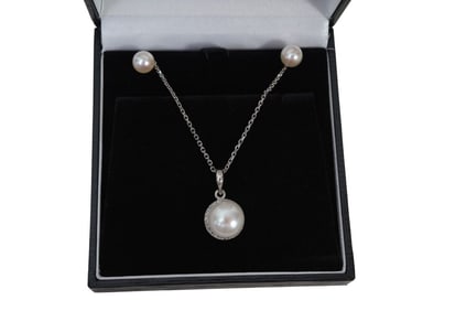 14K White Gold Thin Chain with Button Pearl (11mm) Pendant with Tiny Diamonds. Wt. 7.3 grams 18"