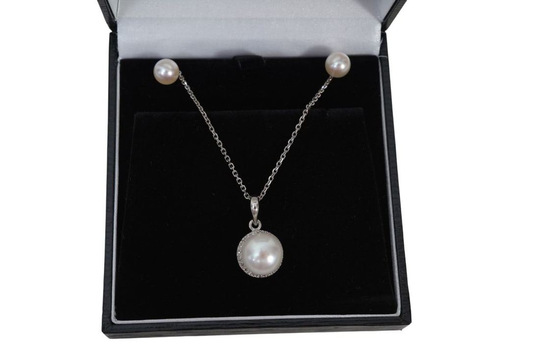 14K White Gold Thin Chain with Button Pearl (11mm) Pendant with Tiny Diamonds. Wt. 7.3 grams 18": 14K White Gold Thin Chain with Button Pearl (11mm) Pendant with Tiny Diamonds. Wt. 7.3 grams 18"