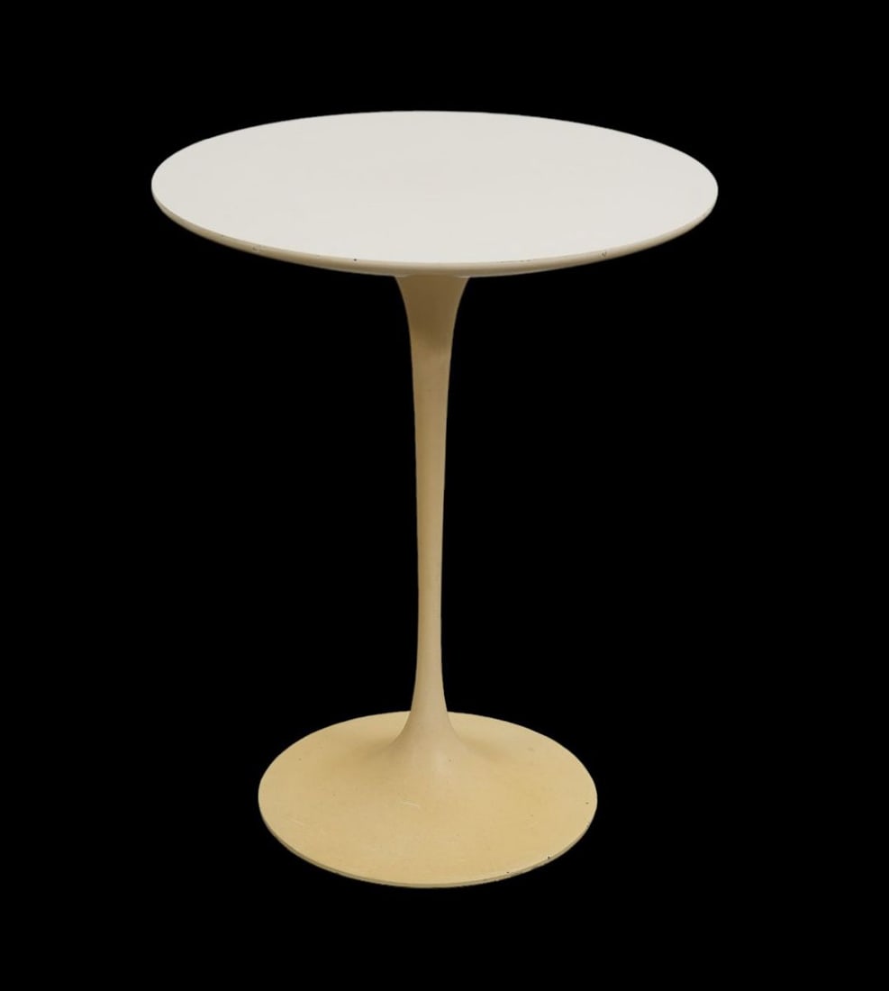 Mid Century Eero Saarinen Tulip Table - An Eero Saarinen for Knoll tulip lamp table. 20 x 16: Mid Century Eero Saarinen Tulip Table - An Eero Saarinen for Knoll tulip lamp table. 20 x 16