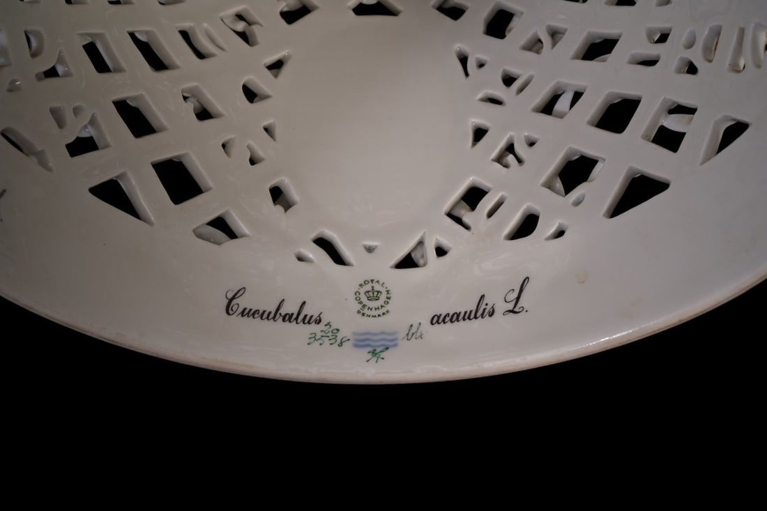 Royal Copenhagen 'Flora Danica' Ice Dome & Stand - Denmark, mid-20th century. Elaborately Pierced - 16