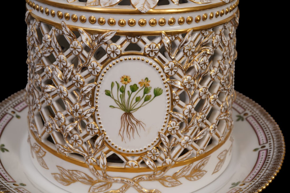 Royal Copenhagen 'Flora Danica' Ice Dome & Stand - Denmark, mid-20th century. Elaborately Pierced - 4