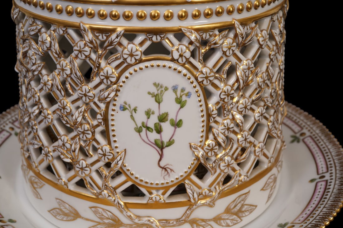 Royal Copenhagen 'Flora Danica' Ice Dome & Stand - Denmark, mid-20th century. Elaborately Pierced - 5