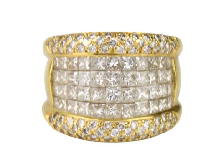 18K yellow Gold Diamond Ring. Size 5.75 wt. 18.6 grams: 18K yellow Gold Diamond Ring. Size 5.75 wt. 18.6 grams