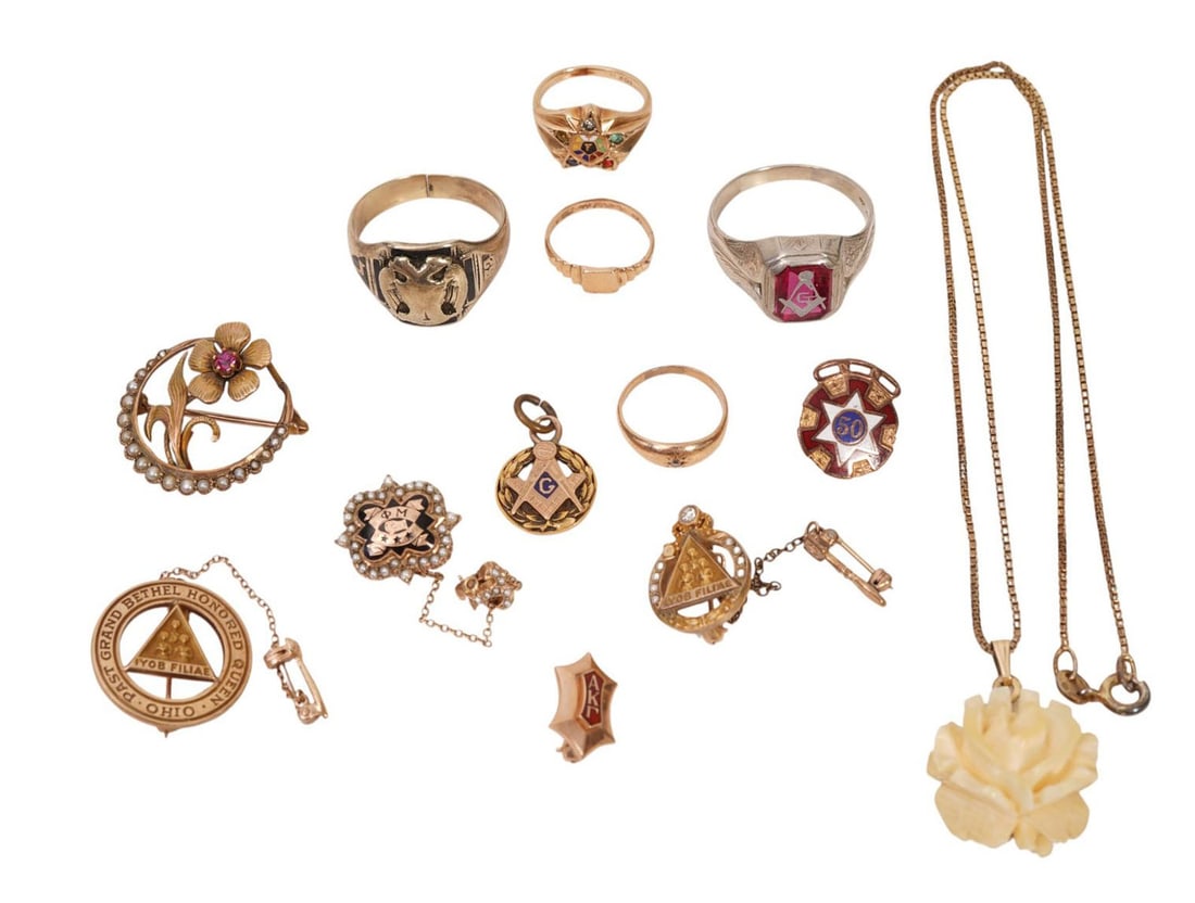 10K Yellow & White Gold Jewelry lot. Rings size 2 - 11 Masonic signet rings and pinky rings.: 10K Yellow & White Gold Jewelry lot. Rings size 2 - 11 Masonic signet rings and pinky rings. Brooch, pins and Necklace with craved rose. WT. 39 grams