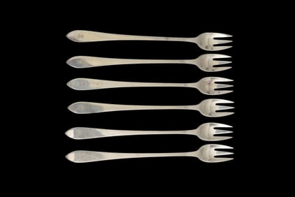 Tiffany Sterling Silver Flatware Set, incl; Queen Anne??Faneuil ?? Pattern, incl; 6 Dinner Knives (9