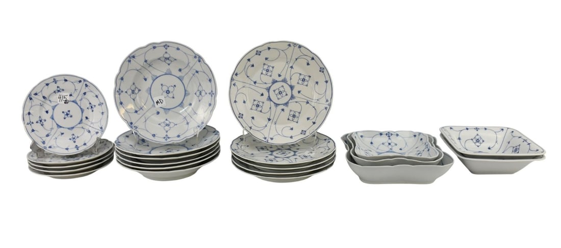 21 Pcs. Bavarian Porcelain Lot, Winterling Strawflower Pattern, Largest 9 1/4"dia and 2 1/2"h Dish: 21 Pcs. Bavarian Porcelain Lot, Winterling Strawflower Pattern, Largest 9 1/4"dia and 2 1/2"h Dish (some nicks)