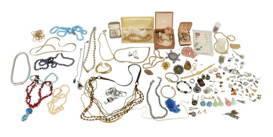 Large Costume jewelry Lot. Necklaces, bracelets, watches, earrings, ring. Etc. Some designer jewelry