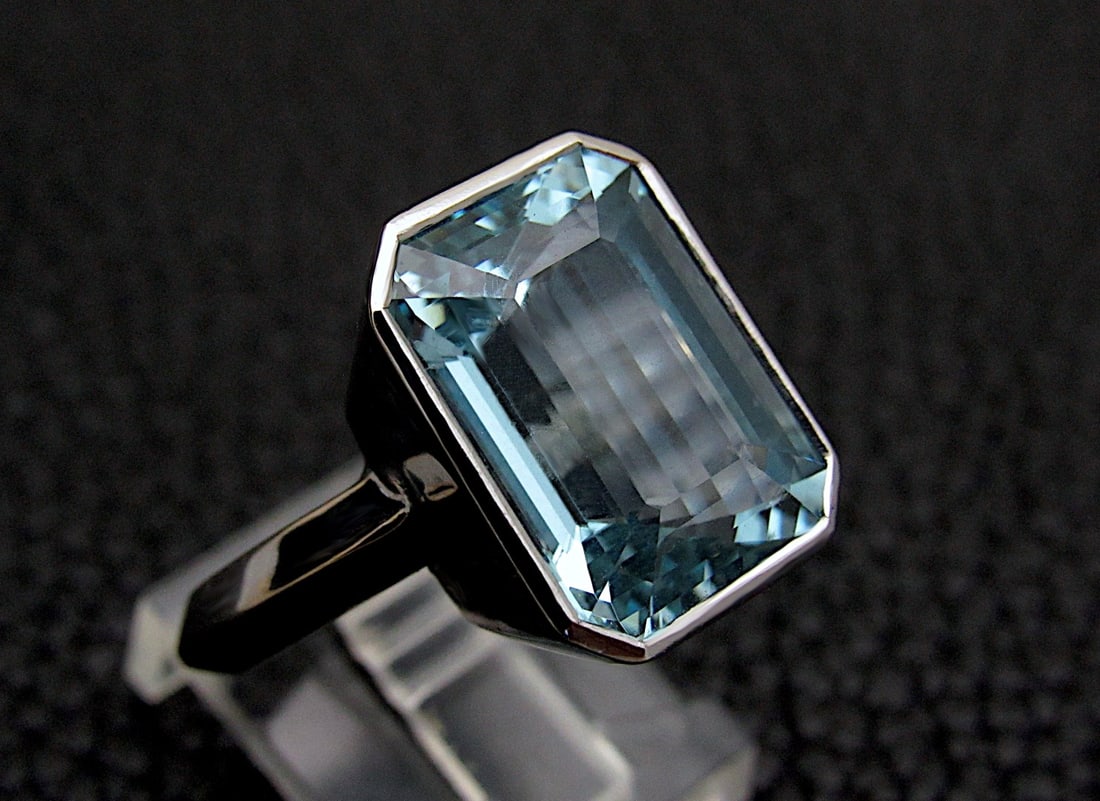 17.ct Aquamarine Cocktail Ring 18k White: 17.ct Aquamarine Cocktail Ring 18k White Gold Stylish Aquamarine cocktail ring crafted in white gold. Emerald cut aquamarine with a very deep blue color, with a weight of 17ct. Ring size 7. Total weig